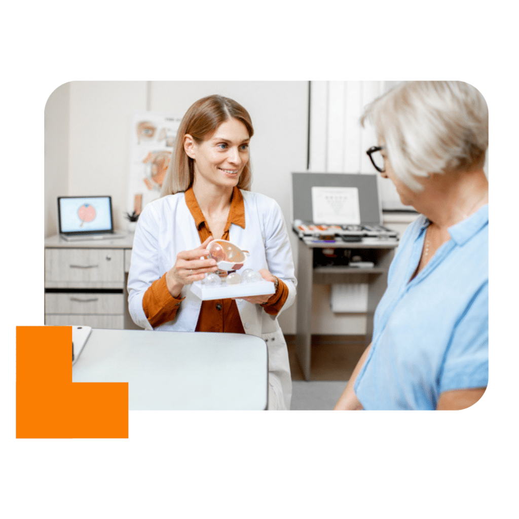 Une ophtalmologue donnant des conseils pour garder des yeux en bonne santé à sa patiente